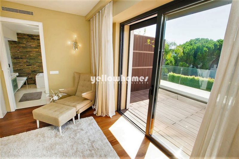 Moradia contemporânea perto da praia Olhos de Agua